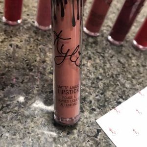 FAKE!! THESE ARE ALL FAKE! BE CAREFUL WHAT YOU BUY